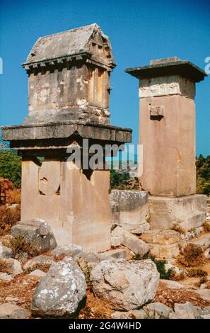 Xanthos - Ruinen der antiken Stadt in der Provinz Antalya (die größte Stadt in Lykien in der hellenistischen Ära), Türkei. Sarkophag von Xanthos und das Harpie-Grab. Archivscan von einem Dia. Oktober 1985. Stockfoto