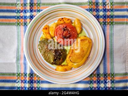 'Gemista' (oder 'Yemista'), ein traditionelles griechisches Essen. Gemüse (Tomaten, Paprika, Kartoffeln etc.) mit Reis gefüllt (manchmal auch Hackfleisch). Stockfoto