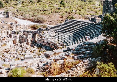 Xanthos - Ruinen der antiken Stadt in der Provinz Antalya (die größte Stadt in Lykien in der hellenistischen Ära), Türkei. Römisches Amphitheater. Archivscan von einem Dia. Oktober 1985. Stockfoto