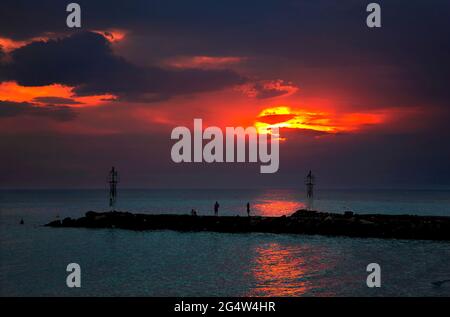 CHALKIDIKI, MAZEDONIEN, GRIECHENLAND. Der Kanal, der zum Yachthafen von Sani Beach Resort, Halbinsel Kassandra führt. Stockfoto