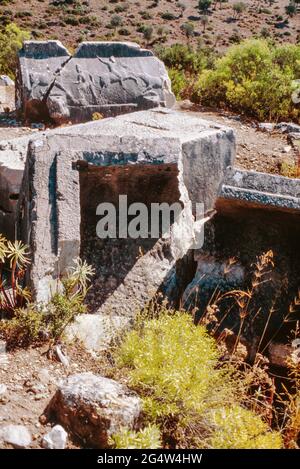 Xanthos - Ruinen der antiken Stadt in der Provinz Antalya (die größte Stadt in Lykien in der hellenistischen Ära), Türkei. Lykische Gräber von Xanthos. Archivscan von einem Dia. Oktober 1985. Stockfoto