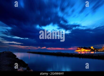 CHALKIDIKI, MAZEDONIEN, GRIECHENLAND. Der Kanal, der zum Yachthafen von Sani Beach Resort, Halbinsel Kassandra führt. Stockfoto