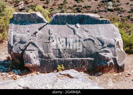 Xanthos - Ruinen der antiken Stadt in der Provinz Antalya (die größte Stadt in Lykien in der hellenistischen Ära), Türkei. Geschnitzte Steine aus den Gräbern von Xanthos. Archivscan von einem Dia. Oktober 1985. Stockfoto