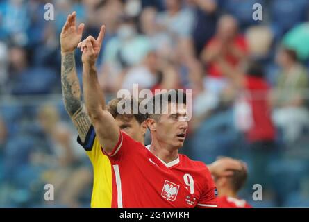 St. Petersburg, Russland. Juni 2021. Fußball: Europameisterschaft, Schweden - Polen, Vorrunde, Gruppe E, Spieltag 3 im St. Petersburger Stadion. Der polnische Robert Lewandowski beschwert sich. Quelle: Igor Russak/dpa/Alamy Live News Stockfoto