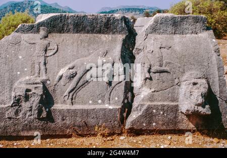 Xanthos - Ruinen der antiken Stadt in der Provinz Antalya (die größte Stadt in Lykien in der hellenistischen Ära), Türkei. Geschnitzte Steine aus den Gräbern von Xanthos. Archivscan von einem Dia. Oktober 1985. Stockfoto