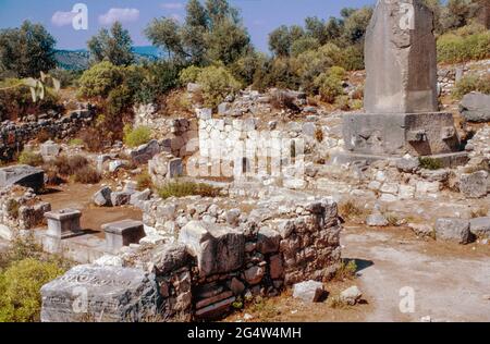 Xanthos - Ruinen der antiken Stadt in der Provinz Antalya (die größte Stadt in Lykien in der hellenistischen Ära), Türkei. Lykische Gräber von Xanthos - mit Xanthian Obelisk. Archivscan von einem Dia. Oktober 1985. Stockfoto