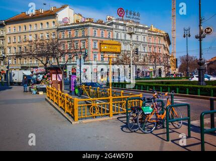 Budapest, Ungarn, März 2020, Blick auf die Oktogon Station Entance auf der Andrássy Avenue Stockfoto