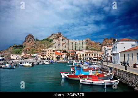 Der kleine Fischerhafen und im Hintergrund die Burg von Myrina, Hauptstadt der Insel Lemnos, Nord-Ägäis, Griechenland Stockfoto