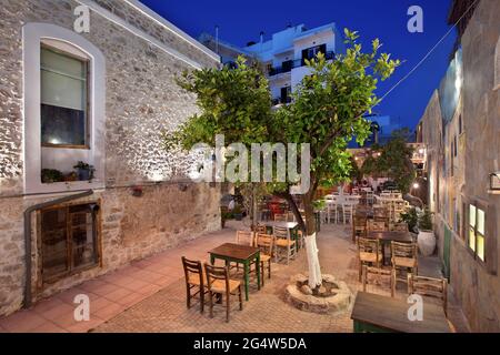 'Odeio' (wörtlich 'Odeon') eine wunderschöne Taverne in der Stadt Ierapetra, Lassithi, Kreta, Griechenland. Stockfoto