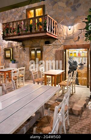 'Odeio' (wörtlich 'Odeon') eine wunderschöne Taverne in der Stadt Ierapetra, Lassithi, Kreta, Griechenland. Stockfoto