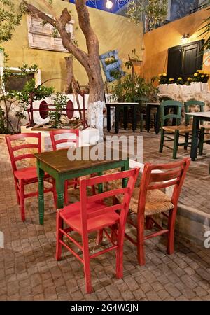 'Odeio' (wörtlich 'Odeon') eine wunderschöne Taverne in der Stadt Ierapetra, Lassithi, Kreta, Griechenland. Stockfoto