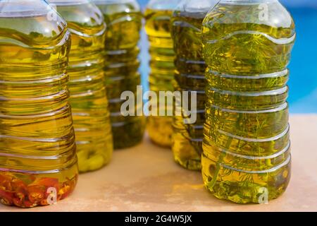 Varianten von aromatischen kaltgepressten Olivenölen mit mediterranen Kräutern Chili und Knoblauch Stockfoto