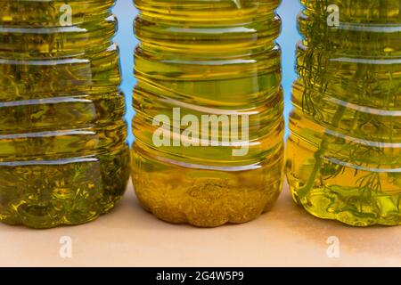 Nahaufnahme von natürlichen goldenen Olivenölen in aromatischen mediterranen Aromen Stockfoto