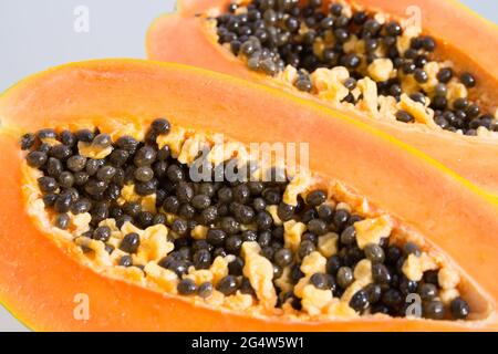 Nahaufnahme von geschnittener Papaya bei Sonnenschein und süßem exotischen Geschmack Stockfoto