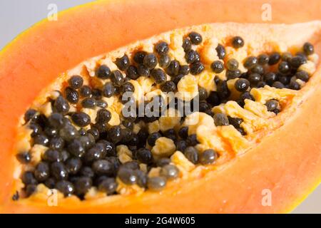 Nahaufnahme der leckeren süßen Papaya und ihrer Samen in der Sommersonne Stockfoto