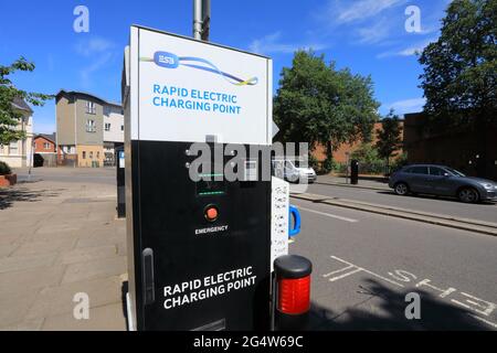 Schnelle elektrische Ladestation für Elektroautos, Großbritannien Stockfoto