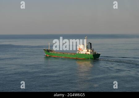 Trockenes Frachtschiff im Meer, Meer. Stockfoto