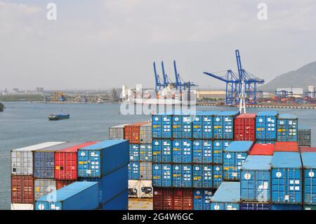 Großes Handelsschiff Containerschiff, Blick von der Kapitänsbrücke aus, in den Küstengewässern Vietnams. Containerschiff auf dem Weg zum Containerterminal von seap Stockfoto