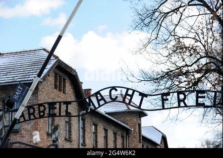 POLEN , Oswiecim, Auschwitz I, Konzentrationslager des deutschen Nazi-Regimes (1940–1945) , Tor mit den zynischen deutschen Worten: Arbeit macht frei , engl. Work Sets free / POLEN, Auschwitz I Stammlager, deutsches nationalsozialistisches Konzentrations- und Vernichtungslager (1940–1945), Tor mit Aufschrift Arbeit macht frei Stockfoto