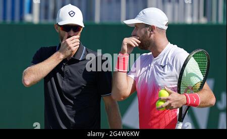 Jamie Murray (links) und Luke Bambridge in ihrem Spiel gegen Fabrice Martin und Edouard Roger-Vasselin am fünften Tag der Viking International im Devonshire Park, Eastbourne. Bilddatum: Mittwoch, 23. Juni 2021. Stockfoto