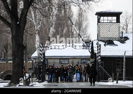 POLEN , Oswiecim, Auschwitz I, Konzentrationslager des deutschen Nazi-Regimes (1940–1945) , Tor mit den zynischen deutschen Worten: Arbeit macht frei , engl. Work Sets free / POLEN, Auschwitz I Stammlager, deutsches nationalsozialistisches Konzentrations- und Vernichtungslager (1940–1945), Tor mit Aufschrift Arbeit macht frei Stockfoto