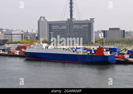 RORO Schiff im Hafen am Containerterminal beim Be- und Entladen Stockfoto