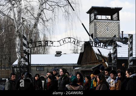 POLEN , Oswiecim, Auschwitz I, Konzentrationslager des deutschen Nazi-Regimes (1940–1945) , Tor mit den zynischen deutschen Worten: Arbeit macht frei , engl. Work Sets free / POLEN, Auschwitz I Stammlager, deutsches nationalsozialistisches Konzentrations- und Vernichtungslager (1940–1945), Tor mit Aufschrift Arbeit macht frei Stockfoto