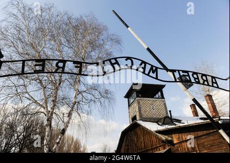 POLEN , Oswiecim, Auschwitz I, Konzentrationslager des deutschen Nazi-Regimes (1940–1945) , Tor mit den zynischen deutschen Worten: Arbeit macht frei , engl. Work Sets free / POLEN, Auschwitz I Stammlager, deutsches nationalsozialistisches Konzentrations- und Vernichtungslager (1940–1945), Tor mit Aufschrift Arbeit macht frei Stockfoto