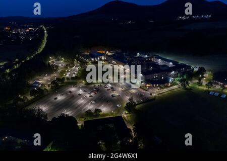 Melrose, Großbritannien. 23 2021. Juni: Borders General Hospital in der Nacht die Luftaufnahme des Borders General Hospital aus den umliegenden Feldern mit Blick auf die Eildon Hills und die Melrose Bypass ist auf der linken Seite zu sehen. Kredit: Rob Gray/Alamy Live Nachrichten Stockfoto