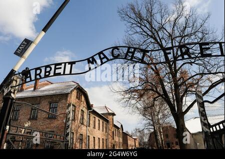 POLEN , Oswiecim, Auschwitz I, Konzentrationslager des deutschen Nazi-Regimes (1940–1945) , Tor mit den zynischen deutschen Worten: Arbeit macht frei , engl. Work Sets free / POLEN, Auschwitz I Stammlager, deutsches nationalsozialistisches Konzentrations- und Vernichtungslager (1940–1945), Tor mit Aufschrift Arbeit macht frei Stockfoto