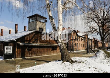 POLEN , Oswiecim, Auschwitz I, Konzentrationslager des deutschen Nazi-Regimes (1940–1945) , Tor mit den zynischen deutschen Worten: Arbeit macht frei , engl. Work Sets free / POLEN, Auschwitz I Stammlager, deutsches nationalsozialistisches Konzentrations- und Vernichtungslager (1940–1945), Tor mit Aufschrift Arbeit macht frei Stockfoto