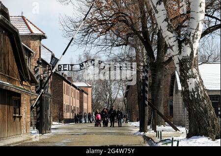 POLEN , Oswiecim, Auschwitz I, Konzentrationslager des deutschen Nazi-Regimes (1940–1945) , Tor mit den zynischen deutschen Worten: Arbeit macht frei , engl. Work Sets free / POLEN, Auschwitz I Stammlager, deutsches nationalsozialistisches Konzentrations- und Vernichtungslager (1940–1945), Tor mit Aufschrift Arbeit macht frei Stockfoto