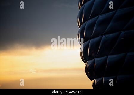 München, Deutschland. Juni 2021. Fußball: Europameisterschaft, Deutschland - Ungarn, Vorrunde, Gruppe F, Matchday 3. Hinter dem Stadion sammeln sich dunkle Wolken. Quelle: Matthias Balk/dpa/Alamy Live News Stockfoto