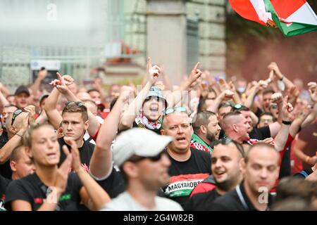 München, Deutschland. Juni 2021. Fußball: Europameisterschaft, Deutschland - Ungarn, Vorrunde, Gruppe F, Matchday 3. Ungarische Fans feiern am Wiener Platz. Quelle: Tobias Hase/dpa/Alamy Live News Stockfoto