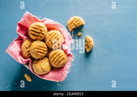 Hausgemachte Erdnusskeks auf blauem Hintergrund Stockfoto