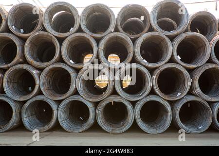 Cargo-Stahldraht in der Nähe des Hafens Stockfoto