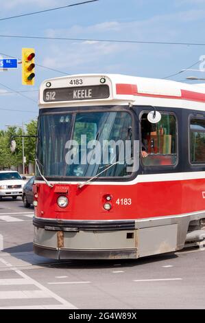 Alte TTC-Straßenbahn oder Straßenbahn, die die Kreuzung auf einer Stadtstraße in Toronto überquert Stockfoto