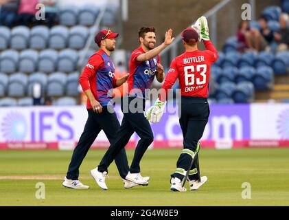 Der englische Mark Wood (Mitte) feiert, nachdem er während des Twenty20 International-Spiels in Sophia Gardens, Cardiff, das Dickicht von Sri Lankas Dhananjaya de Silva übernommen hat. Bilddatum: Mittwoch, 23. Juni 2021. Stockfoto