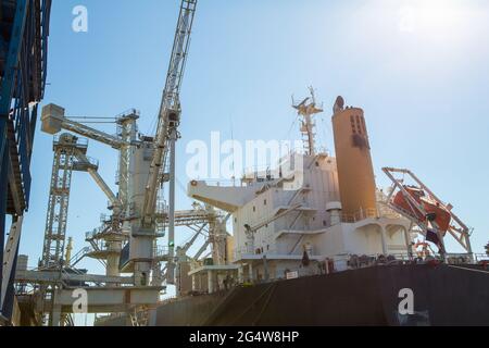 Nahaufnahme des Getreideaufzugs. Industrielle Seehandel Hafen Bulk Cargo Zone Getreide Terminal Stockfoto