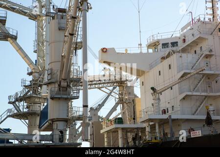 Nahaufnahme des Getreideaufzugs. Industrielle Seehandel Hafen Bulk Cargo Zone Getreide Terminal Stockfoto