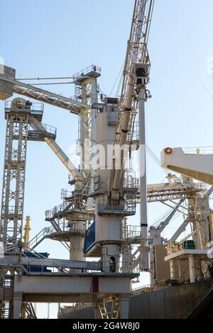 Nahaufnahme des Getreideaufzugs. Industrielle Seehandel Hafen Bulk Cargo Zone Getreide Terminal Stockfoto