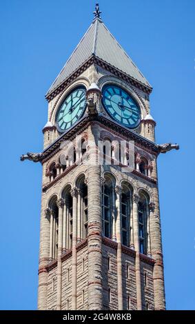 Turm des Alten Rathauses in Toronto, Kanada. Das Gebäude ist Teil des Torontos Erbes. Stockfoto