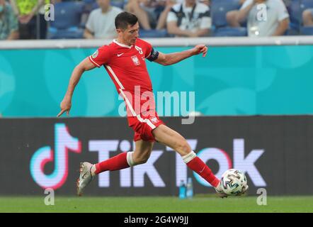 St. Petersburg, Russland. Juni 2021. Fußball: Europameisterschaft, Schweden - Polen, Vorrunde, Gruppe E, Matchday 3 im St. Petersburg Stadium. Der polnische Robert Lewandowski am Ball. Quelle: Igor Russak/dpa/Alamy Live News Stockfoto