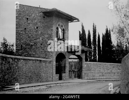 AJAXNETPHOTO. Circa.1908 -14. GENAUE LAGE UNBEKANNT, ITALIEN. - GRAND TOUR ALBUM; SCANS VON ORIGINAL IMPERIAL GLAS NEGATIVE - TORHAUS GEBÄUDE FÜR UMMAUERTEN ANWESEN. FOTOGRAF: UNBEKANNT. QUELLE: AJAX VINTAGE PICTURE LIBRARY COLLECTION.CREDIT: AJAX VINTAGE PICTURE LIBRARY. REF; 1900 04 Stockfoto