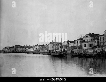 AJAXNETPHOTO. Circa.1908 -14. (MÖGLICHERWEISE) CHIOGGIA, ITALIEN. - GRAND TOUR ALBUM; SCANS VON ORIGINAL IMPERIAL GLAS NEGATIVEN - FISCHERBOOTE IM HAFEN VERTÄUT. FOTOGRAF: UNBEKANNT. QUELLE: AJAX VINTAGE PICTURE LIBRARY COLLECTION.CREDIT: AJAX VINTAGE PICTURE LIBRARY. REF; 1900 4 10 Stockfoto