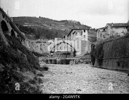 AJAXNETPHOTO. Circa.1908 -14. GENAUE LAGE UNBEKANNT, ITALIEN. - GRAND TOUR ALBUM; SCANS VON ORIGINAL IMPERIAL GLAS NEGATIVE - BRÜCKE ÜBER EINEN STROM. FOTOGRAF: UNBEKANNT. QUELLE: AJAX VINTAGE PICTURE LIBRARY COLLECTION.CREDIT: AJAX VINTAGE PICTURE LIBRARY. REF; 1900 3 02 Stockfoto