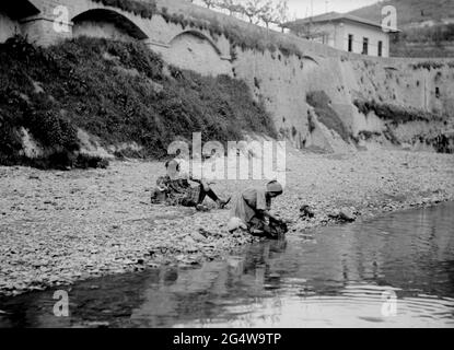 AJAXNETPHOTO. Circa.1908 -14. GENAUE LAGE UNBEKANNT, ITALIEN. - GRAND TOUR ALBUM; SCANS VON ORIGINAL IMPERIAL GLAS NEGATIVE - WÄSCHE WASCHEN IN EINEM STROM. FOTOGRAF: UNBEKANNT. QUELLE: AJAX VINTAGE PICTURE LIBRARY COLLECTION.CREDIT: AJAX VINTAGE PICTURE LIBRARY. REF; 1900 3 03 Stockfoto