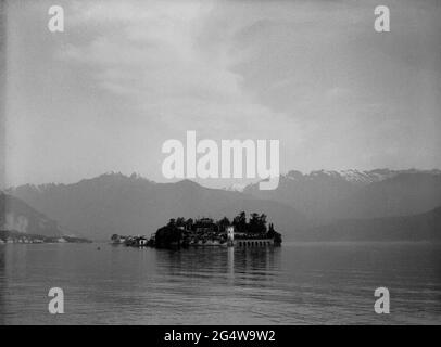 AJAXNETPHOTO. Circa.1908 -14. LAGO MAGGIORE, ISOLA BELLA, ITALIEN. - GRAND TOUR ALBUM; SCANS VON ORIGINAL IMPERIAL GLAS NEGATIVEN - BERÜHMTE INSEL IM SEE. FOTOGRAF: UNBEKANNT. QUELLE: AJAX VINTAGE PICTURE LIBRARY COLLECTION.CREDIT: AJAX VINTAGE PICTURE LIBRARY. REF; 1900 4 08 Stockfoto