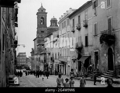 AJAXNETPHOTO. Circa.1908 -14. MARINO LAZIALE, ITALIEN. - GRAND TOUR ALBUM; SCANS VON ORIGINAL IMPERIAL GLAS NEGATIVEN - ANSICHT DES CORSO TRIESTE. FOTOGRAF: UNBEKANNT. QUELLE: AJAX VINTAGE PICTURE LIBRARY COLLECTION.CREDIT: AJAX VINTAGE PICTURE LIBRARY. REF; 1900 15 Stockfoto