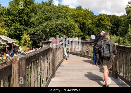 Ebeltoft, Dänemark - 21. Juli 2020: Menschen stehen auf einer alten Holzbrücke, Bäume im Hintergrund Stockfoto